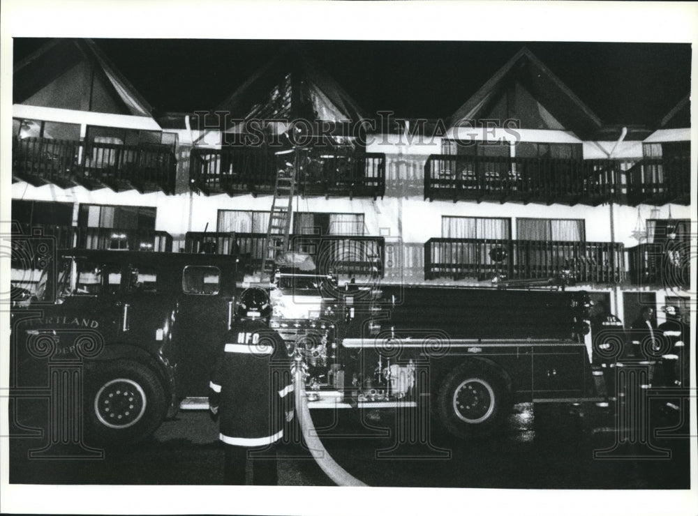 1993 Press Photo Firefighters Clean Up at Apartment Fire in Hartland, Wisconsin- Historic Images