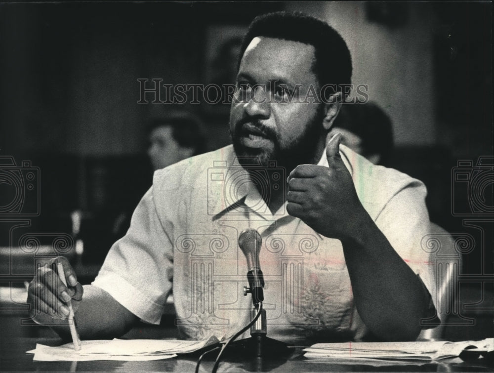 1987 Press Photo Alderman Michael McGee Gestures during Common Council meeting- Historic Images