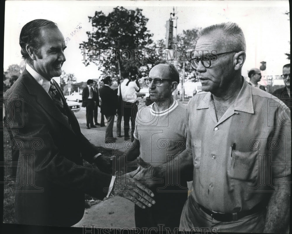 1971 Press Photo George McGovern Greets Allis-Chalmers Employees in West Allis