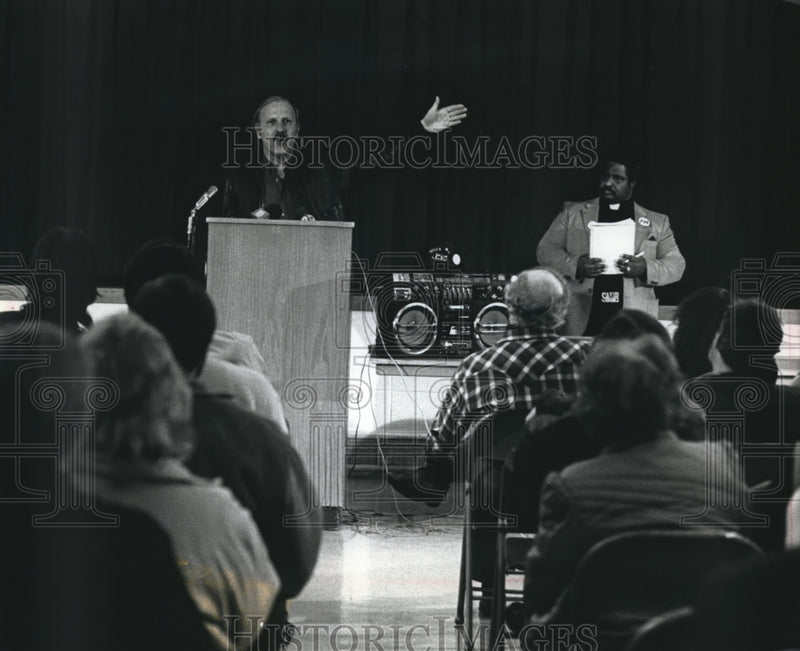 Load image into Gallery viewer, 1990 Press Photo James Johnson Speaks at Trinity Presbyterian Church MIlwaukee

