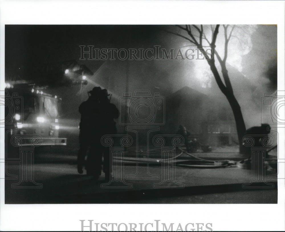 1993 Press Photo Firemen at scene of fire, Milwaukee- Historic Images