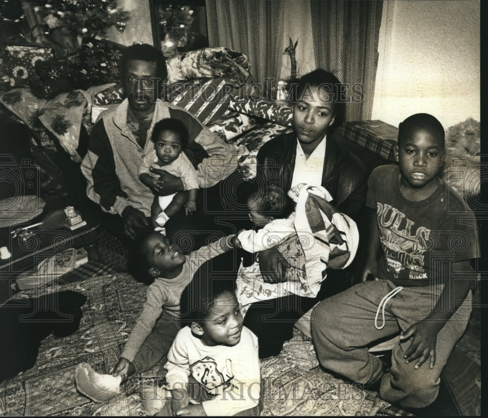 1993 Press Photo Family evacuated from home after Christmas Eve fire, Milwaukee- Historic Images