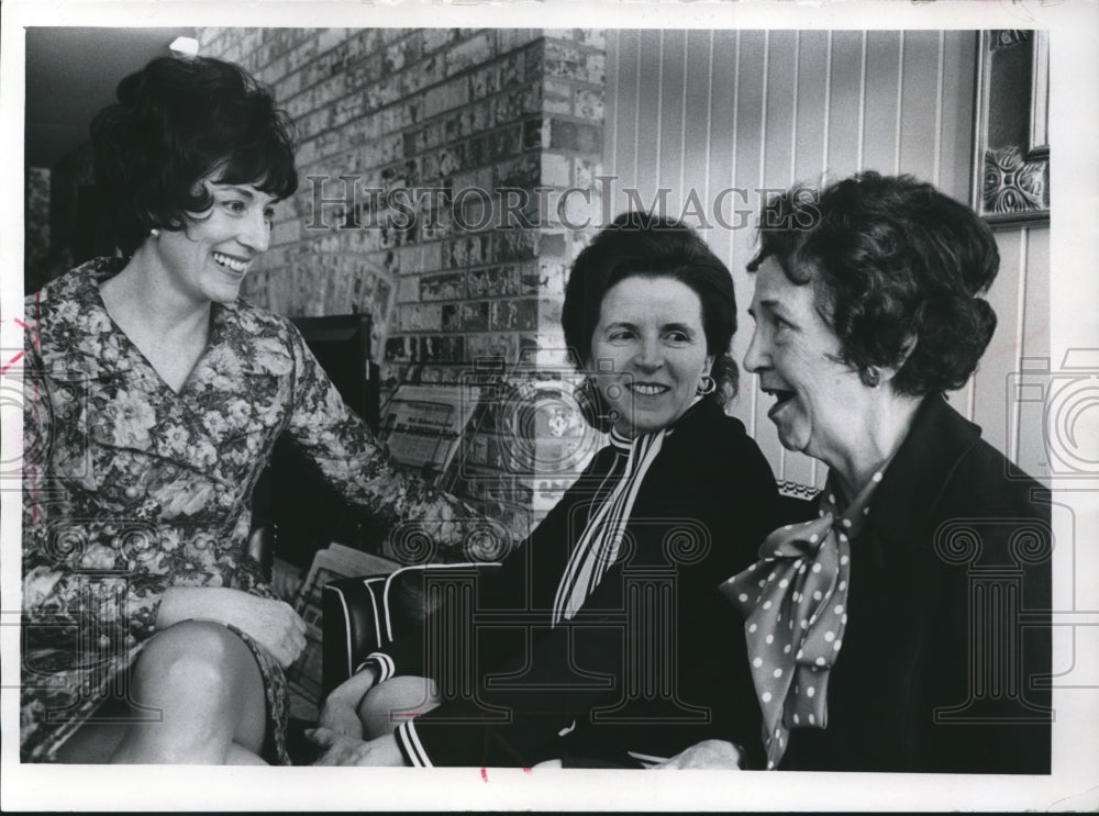 1974 Press Photo Miss Bonnie Reese, Mrs. Patrick McCormick, Mrs. Loren Giswold- Historic Images