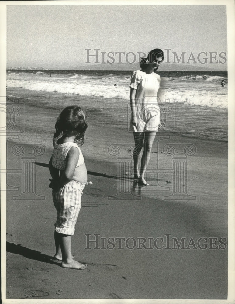 1967 Press Photo Young Girl Watches Actress Leslie Ann Warren Walk on the Beach- Historic Images