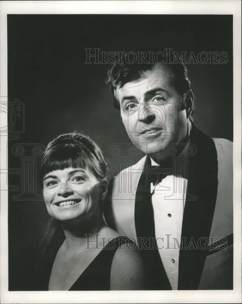 1972 Press Photo Wife Mitzi Accompanies Singer Art McManus on Piano Milwaukee- Historic Images