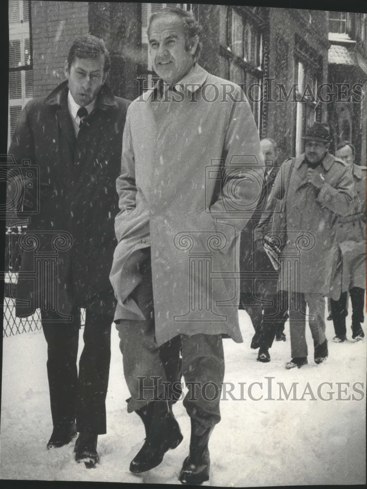 1972 Press Photo Senator George McGovern walks with staff members in the snow- Historic Images