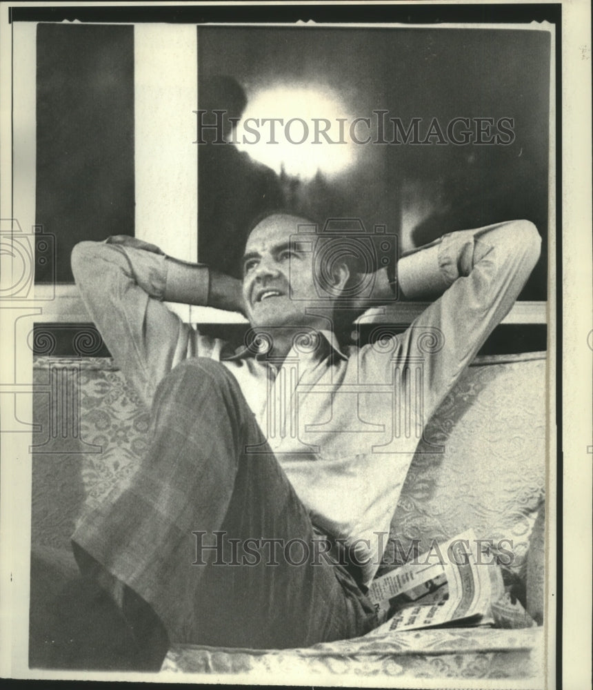 1972 Press Photo George McGovern relaxing in his hotel room - mjb21108