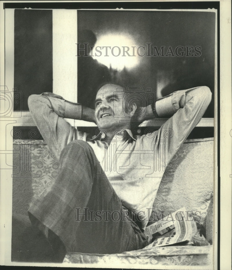 Load image into Gallery viewer, 1972 Press Photo George McGovern relaxing in his hotel room - mjb21108
