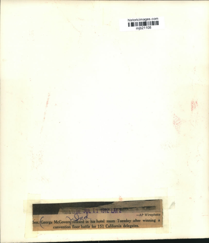 1972 Press Photo George McGovern relaxing in his hotel room - mjb21108