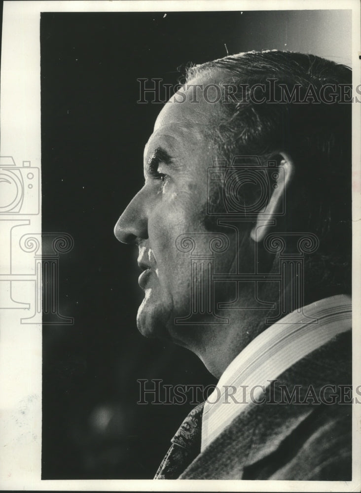 1972 Press Photo Senator George McGovern during a press conference - mjb21116