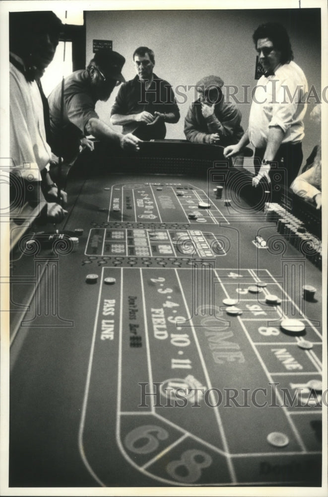 1992 Press Photo Gamblers in Menominee Nation Casino in Keshena- Historic Images