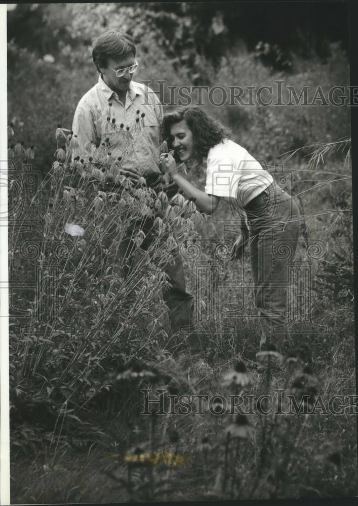 Load image into Gallery viewer, 1993 Press Photo David &amp; daughter Sara Zalar in wildflower garden at Wales home
