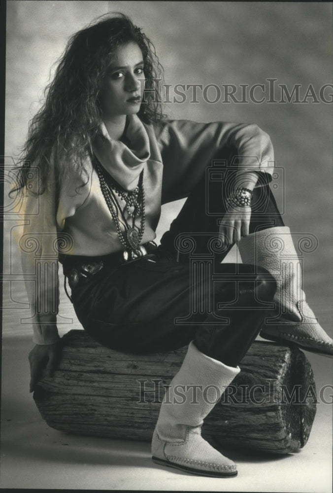 1990 Press Photo A model sports designer Deborah Gorell&#39;s moccasin boots- Historic Images