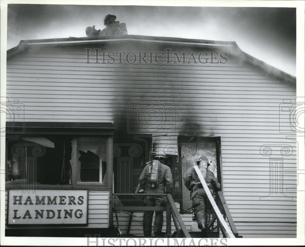 1993 Press Photo Firemen battle a blaze in Waukesha, Wisconsin- Historic Images