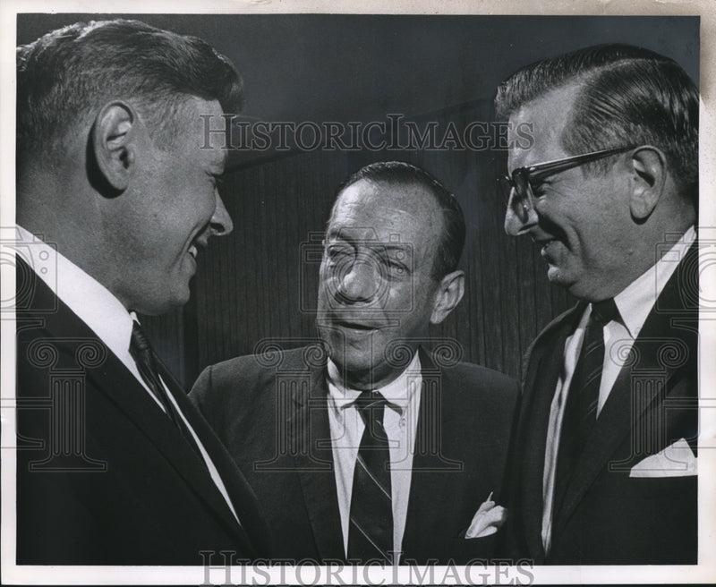 Load image into Gallery viewer, 1964 Press Photo Mayor Maier and Attorney Phillip Marshall with Robert Wagner
