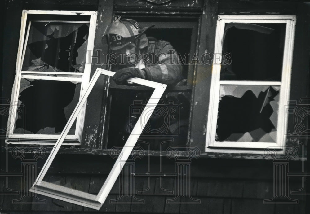 1990 Press Photo Fire Destroys North Side Duplex in Milwaukee - mjb21561