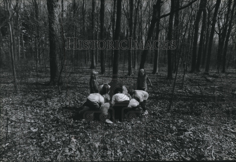 1994 Press Photo Wilson School First-Graders Explore Woods in Mequon, Wisconsin- Historic Images