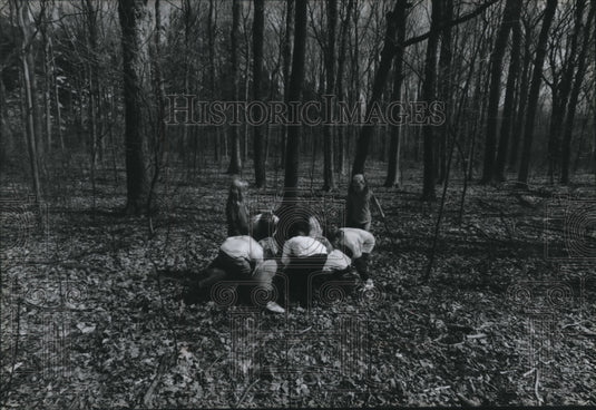 1994 Press Photo Wilson School First-Graders Explore Woods in Mequon, Wisconsin- Historic Images