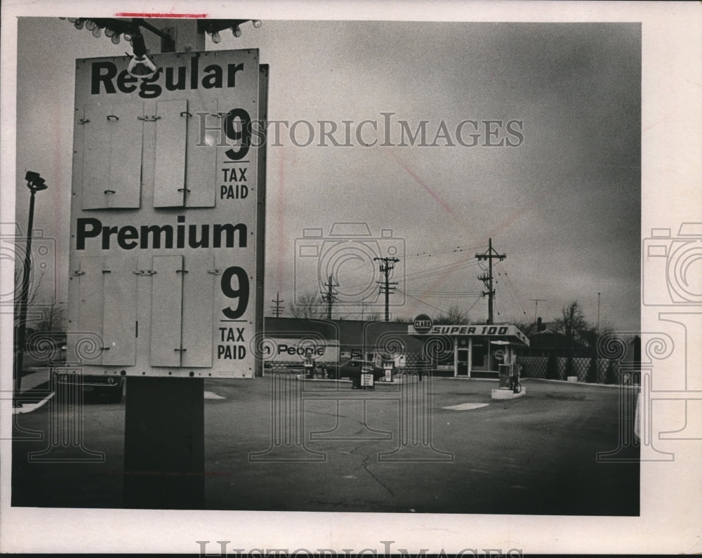 1974 Press Photo Gas Station Sign With No Prices Posted- Historic Images