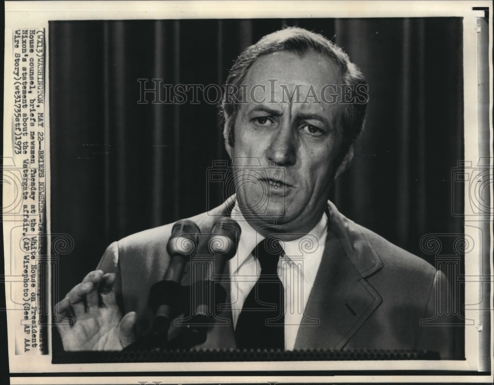 1973 Press Photo Leonard Garment briefs newsmen on Watergate at the White House
