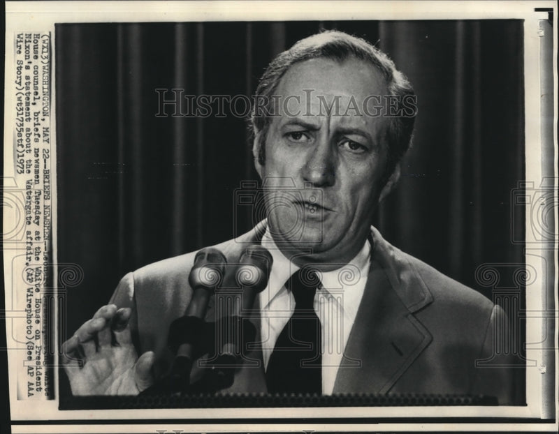 Load image into Gallery viewer, 1973 Press Photo Leonard Garment briefs newsmen on Watergate at the White House
