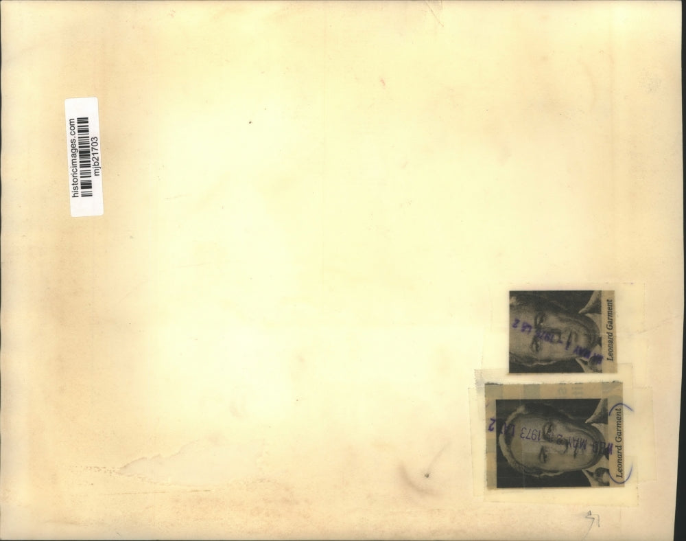 1973 Press Photo Leonard Garment briefs newsmen on Watergate at the White House