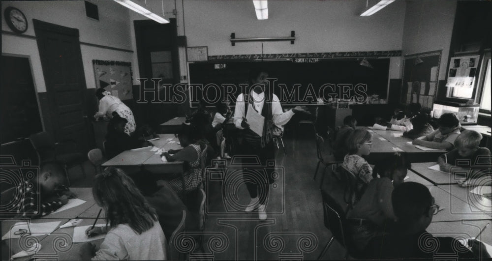 1993 Press Photo Corzene Hall teaches fourth graders at Garfield Avenue School- Historic Images