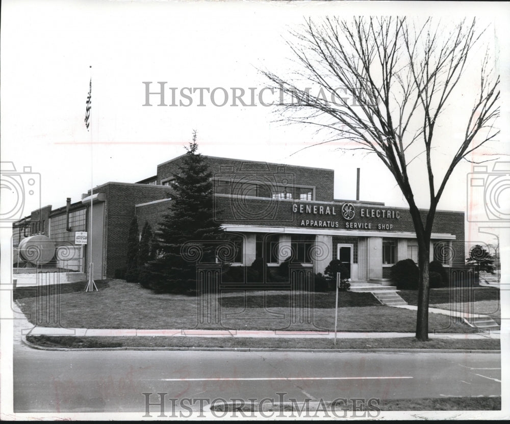 1965 Press Photo General Electric Company's new remodeled Milwaukee service shop