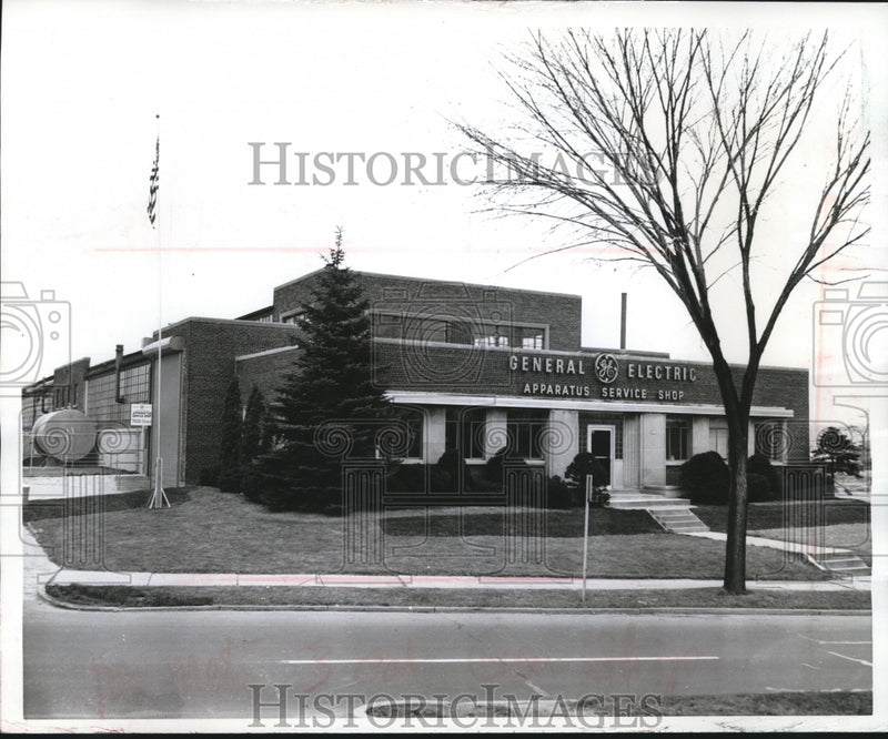 Load image into Gallery viewer, 1965 Press Photo General Electric Company's new remodeled Milwaukee service shop
