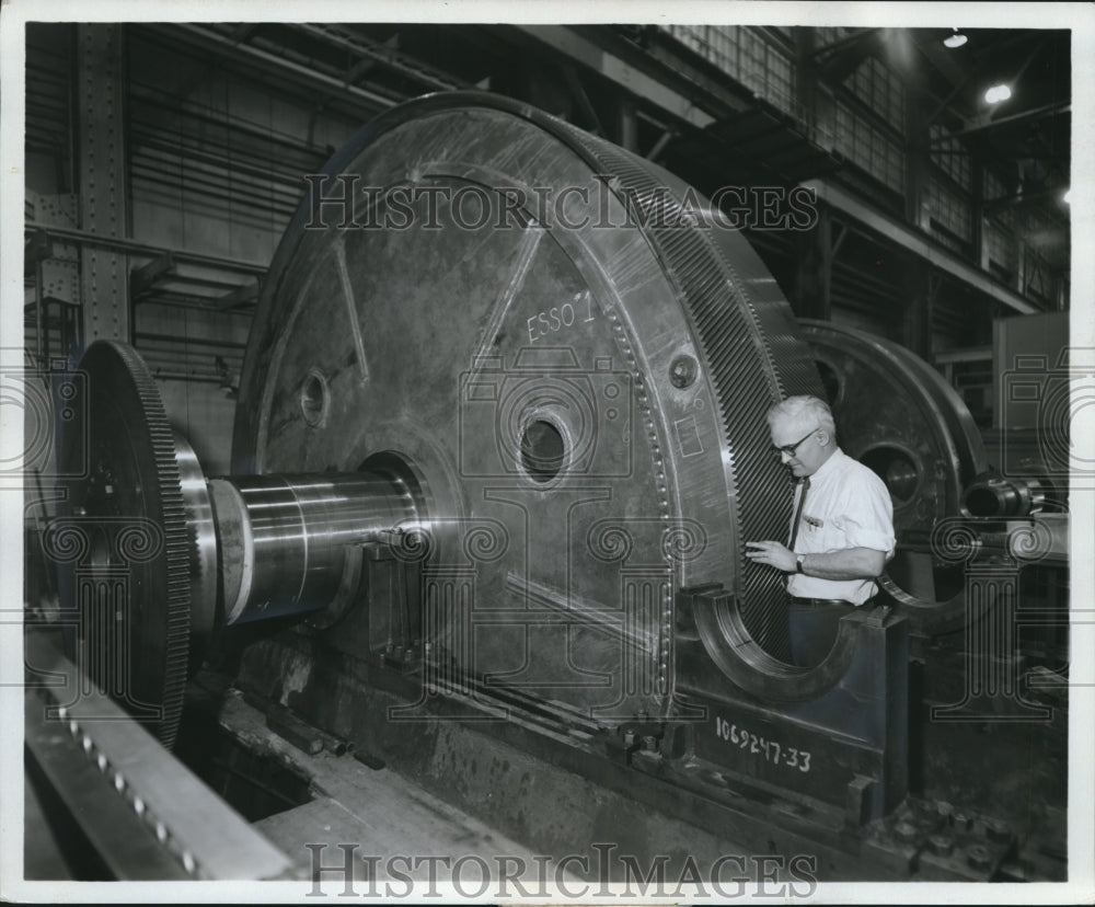 1957 Press Photo 16-Foot-Wide Gear Built for Oil Tanker by General Electric- Historic Images