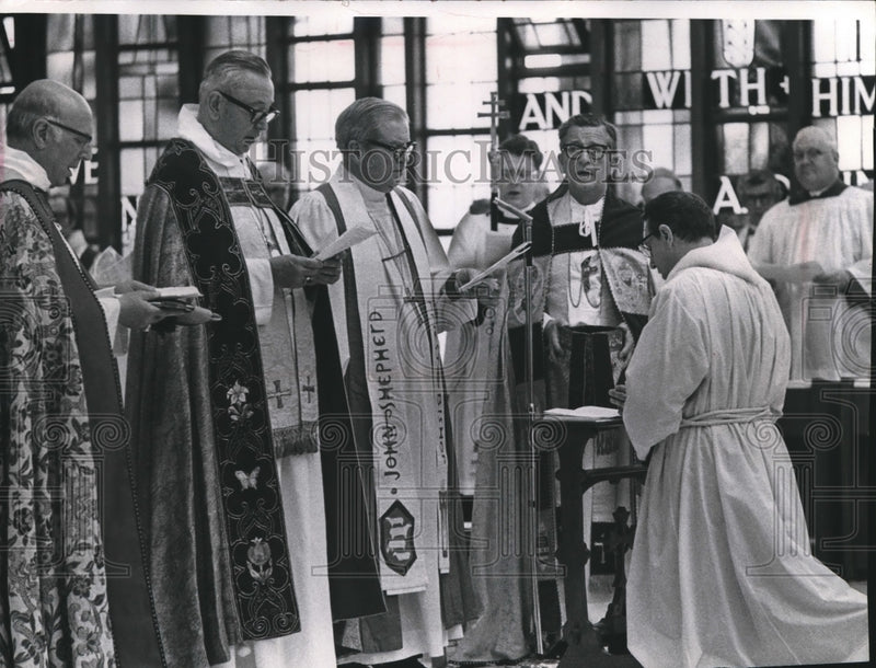 Load image into Gallery viewer, 1973 Press Photo Rev.Charles Thomas Gaskell installed Episcopal Bishop Coadjutor
