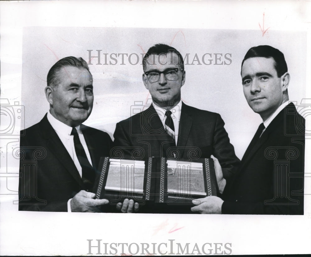 1966 Press Photo Robert Gerholz, Warren Buesing, Ned Baldus at award ceremony- Historic Images