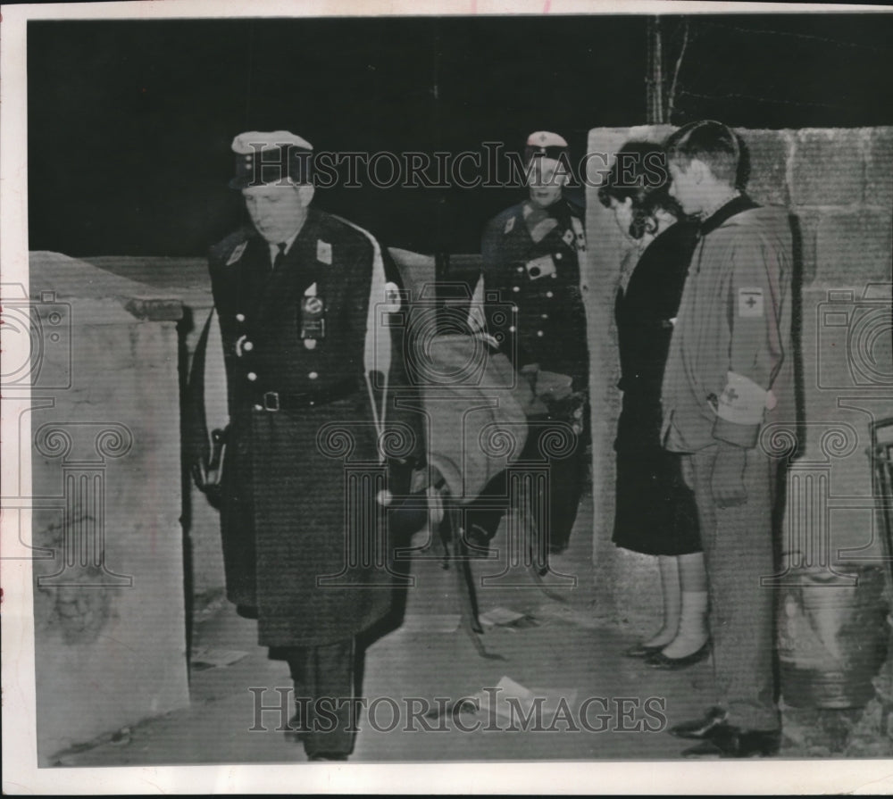 1964 Press Photo Red Cross Workers Carry Woman to Western Side of Berlin Wall- Historic Images