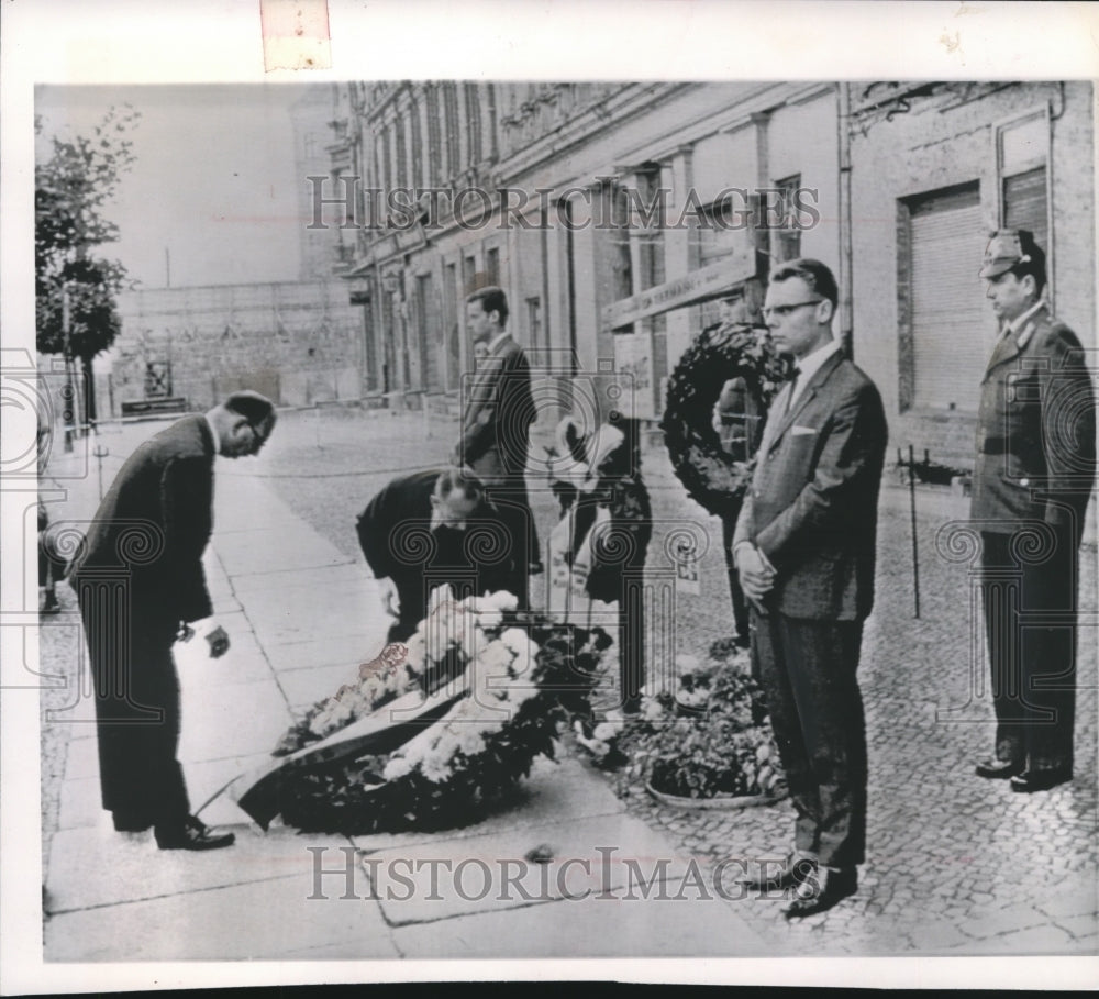 1963 Press Photo West Berlin Deputy Mayor Heinrich Albertz at Berlin Wall- Historic Images
