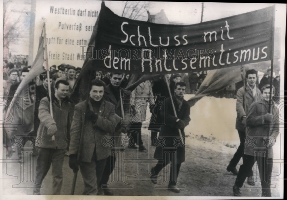 1960 Press Photo East German Youth Parade at East Berlin&#39;s Stalinallee- Historic Images