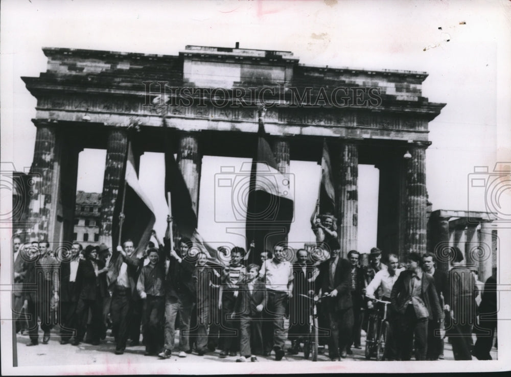 1959 Press Photo Freedom Revolters at Brandenberg Gate East Berlin Germany- Historic Images
