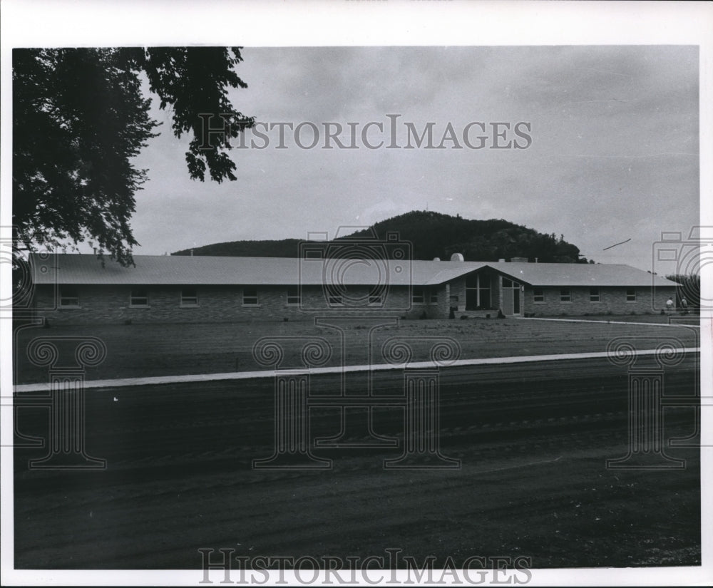 1959 Press Photo Residents pitch in for modern hospital in Friendship, Wisconsin