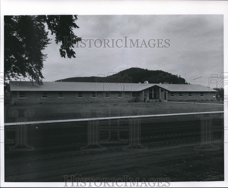 Load image into Gallery viewer, 1959 Press Photo Residents pitch in for modern hospital in Friendship, Wisconsin
