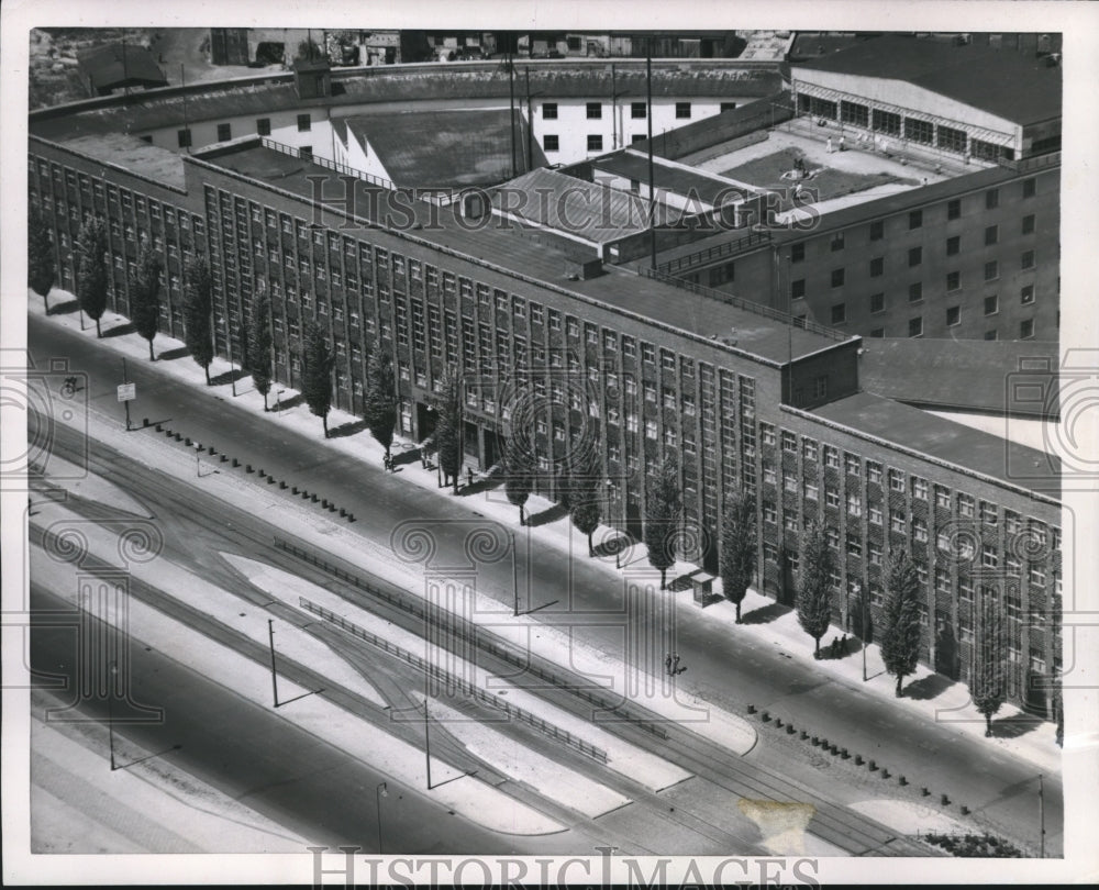 1952 Press Photo Soviet Run Radio Berlin Building Surrounded by British Soldiers
