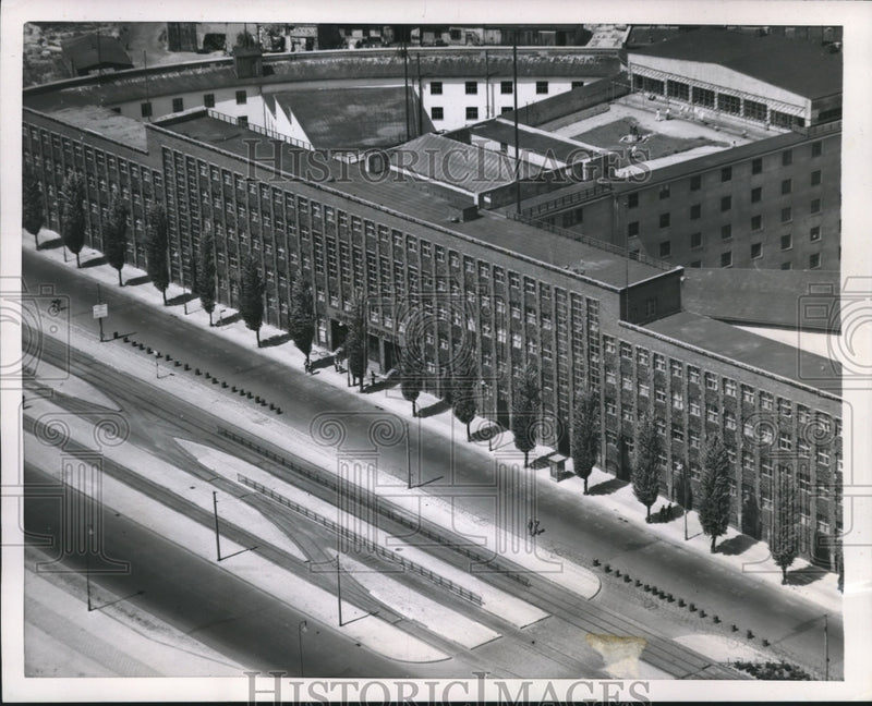 Load image into Gallery viewer, 1952 Press Photo Soviet Run Radio Berlin Building Surrounded by British Soldiers
