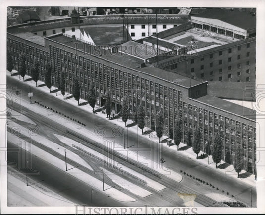 1952 Press Photo Soviet Run Radio Berlin Building Surrounded by British Soldiers