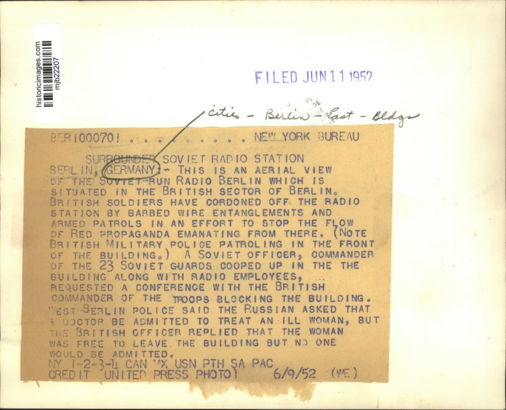 1952 Press Photo Soviet Run Radio Berlin Building Surrounded by British Soldiers