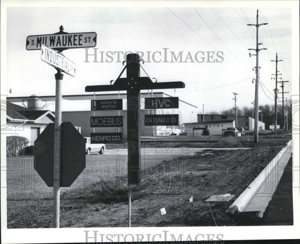 1982 Press Photo Signs of the Business occupants, Fredonia, Wisconsin. - Historic Images