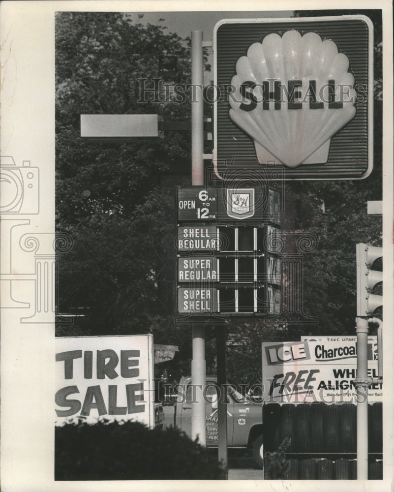 1975 Press Photo Capitol Drive Gas Stations Missing Prices, Milwaukee, Wisconsin