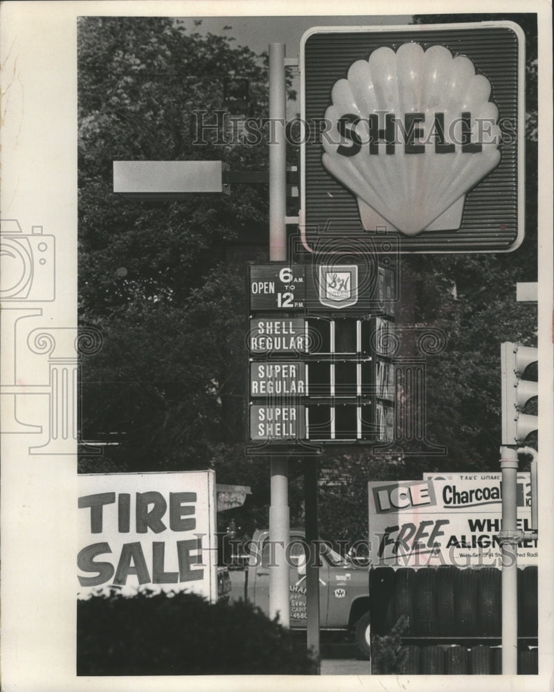 Load image into Gallery viewer, 1975 Press Photo Capitol Drive Gas Stations Missing Prices, Milwaukee, Wisconsin
