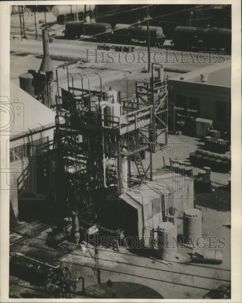 Load image into Gallery viewer, 1944 Press Photo Shell Pilot Plant That Produced Original 100-Octane Gasoline
