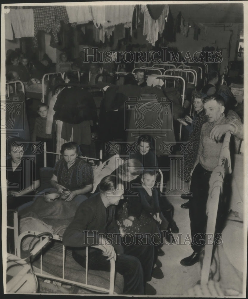 1953 Press Photo East Berlin Refugees at Emergency Housing Quarters Germany