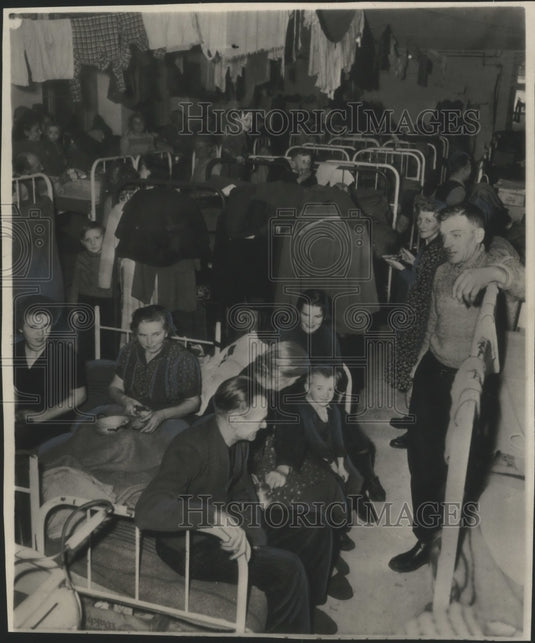 1953 Press Photo East Berlin Refugees at Emergency Housing Quarters Germany