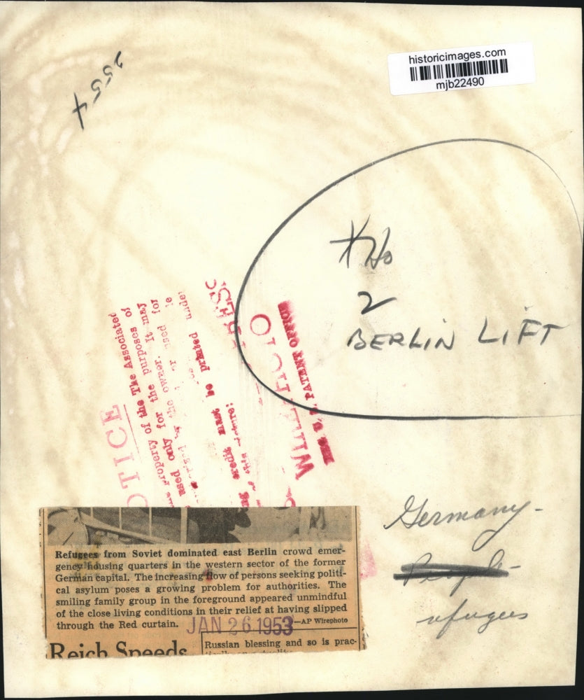 1953 Press Photo East Berlin Refugees at Emergency Housing Quarters Germany