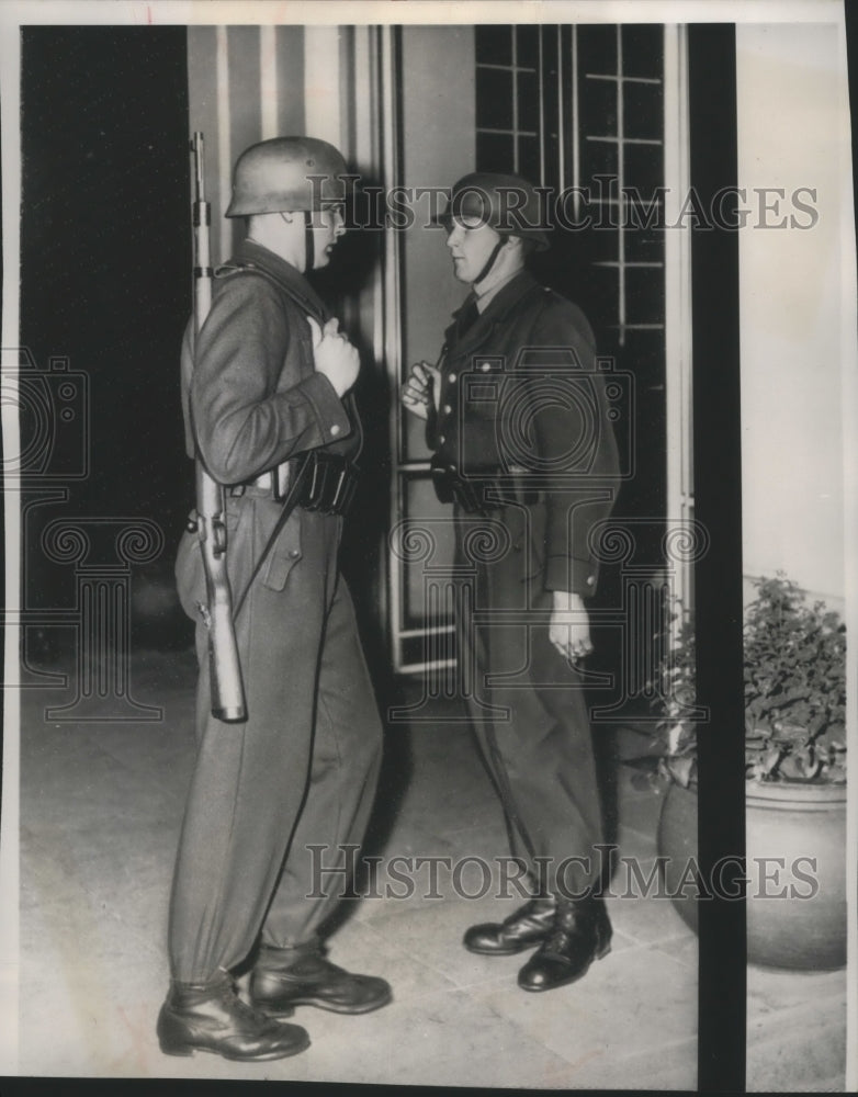 1952 Press Photo West German Border Guards outside Schaumburg Palace - mjb22502- Historic Images